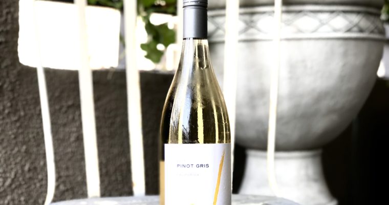 スッキリした酸とイエローカラーが印象的なカリフォルニアワイン J Pinot Gris