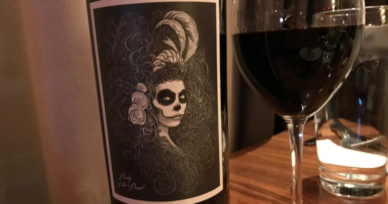 ラベルが印象的な赤ワイン 北カリフォルニアのこだわりのブレンド Lady of the dead
