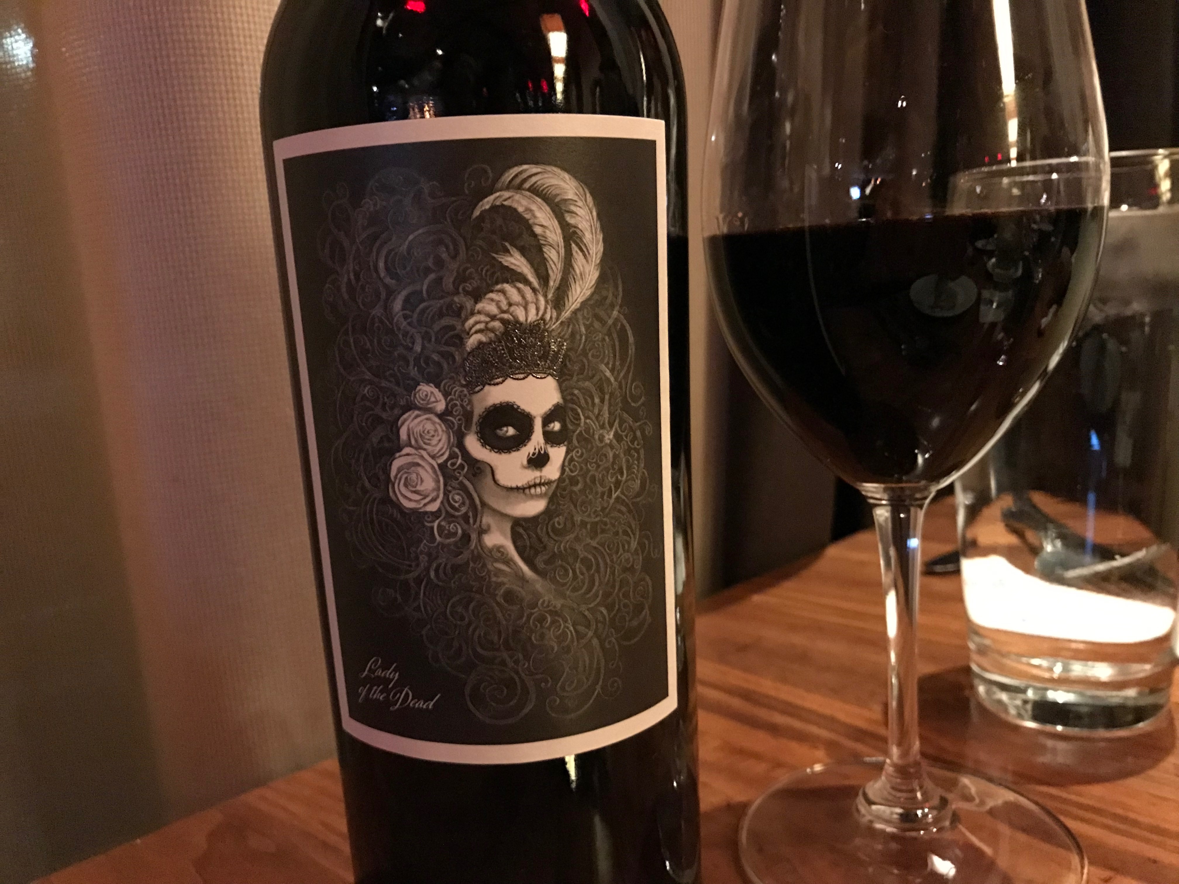 ラベルが印象的な赤ワイン 北カリフォルニアのこだわりのブレンド Lady of the dead